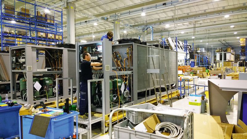 Die Montage von großen Aquaflair-Chillern für die Aufstellung im Freien. (Bild: Vogel IT-Medien)