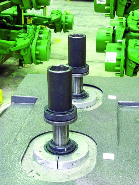 Bild 3: Die Abtriebe der beiden Schrauber. Die zu montierenden Traktorchassis durchlaufen an Gehängen schwebend die Montagelinie, die Schrauber setzen von unten an. (Archiv: Vogel Business Media)