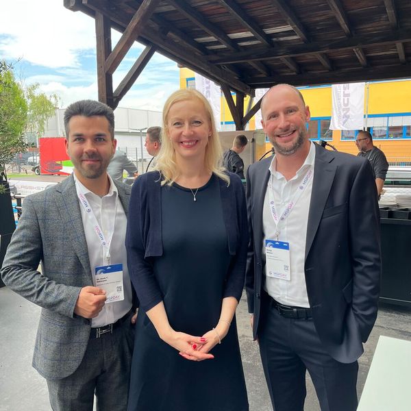 (v. l.) Profiler Mark T. Hofmann, Moderatorin Carmen Hentschel und Elovade-CEO Philipp Weber ganz entspannt beim Lunch (Bild: Vogel IT-Medien GmbH)