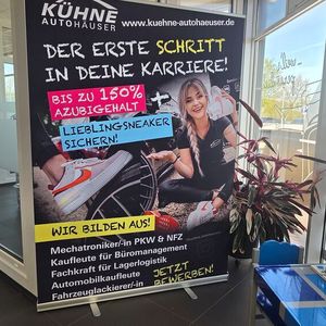 Auch im Autohaus wirbt die Kühne-Gruppe mit ihren Sneakers für Auszubildende.(Bild:  Mauritz – VCG)