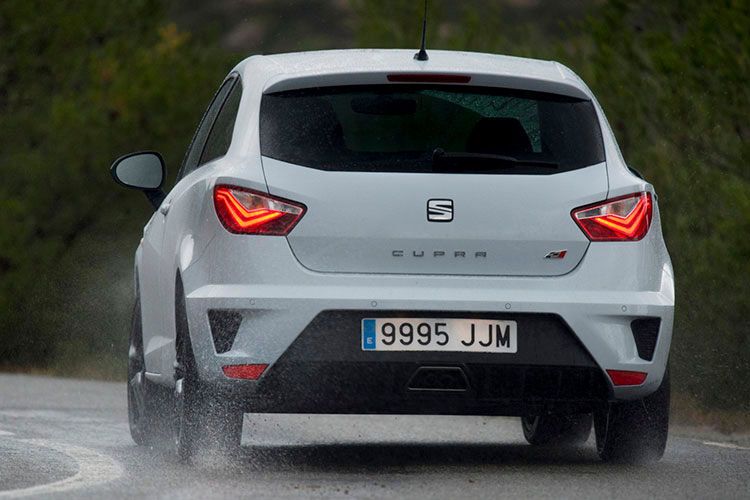 Das Klacken durch die Kulisse entfacht Suchtcharakter, und ergibt mit dem um gewaltige 70 auf 320 Newtonmeter angestiegenen Drehmoment wirkliches Sportwagengefühl. (Foto: Seat)