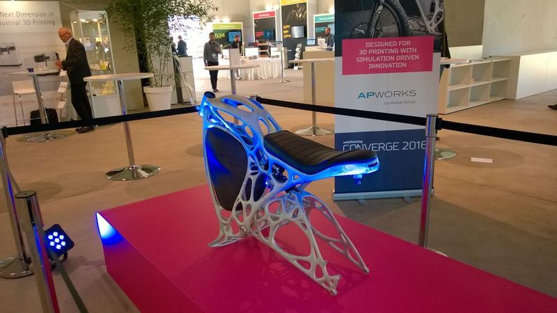 Neben den Vorträgen zu aktuellen Projekten rund um die additive Fertigung und die dazugehörigen Methoden zeigte die Ausstellung interessante Exponate, wie zum Beispiel das Motorrad aus dem 3D-Drucker von AP Works/Airbus. (Zwettler, konstruktionspraxis)