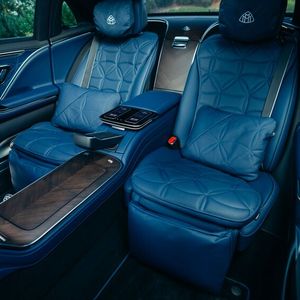 Die Beinfreiheit im Fond ist 14 Zentimeter üppiger, das beeindruckende Gesamt-Gardemaß beträgt 5,48 Meter.(Bild:  Mercedes-Benz)