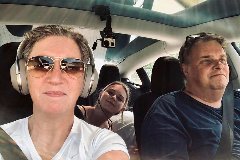 Am Steuer Familie Thomsen mit (v. li.) Betty Legler, Robin und Lars Thomsen. Sie fahren den legendären Cannonball Run mit dem Elektroauto. (Thomsen)