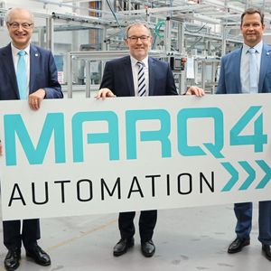 Firmenschild zur Neugründung: Dr. Harald Marquardt (links) und Produktionsvorstand Jochen Becker (rechts), gratulieren Harald Berchtold, Geschäftsführer der MARQ4 Automation GmbH, zur Neugründung.