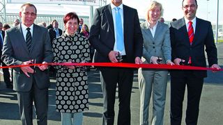 Feiern die Inbetriebnahme des neuen VW-Logistikzentrums (v.l.): Axel Schiffers, Ltr. Techn. Management Volkswagen Immobilien, Bärbel Weist, BGM Fallersleben, Jens Mösli, Projektleiter VW Logistics, Astrid Lühring, Ltr. Int. Logistik Material und Stephan Wolf, Mitglied Konzern-BR). (Bild: Volkswagen)