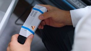 Beim Aviloo Flash-Test werden die Batteriedaten über einen OBD-Dongle ausgelesen, an die Aviloo-Cloud übertragen und ausgewertet. Das dauert nur wenige Minuten. (Bild: Aviloo)