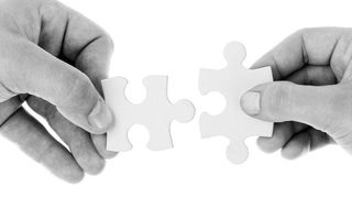 Zwei Welten zusammenfügen: Das ist die Aufgabe bei Firmenfusionen oder -käufen. (Bild: PublicDomainPictures;  http://pixabay.com/en/connect-connection-cooperation-20333/; http://cre)