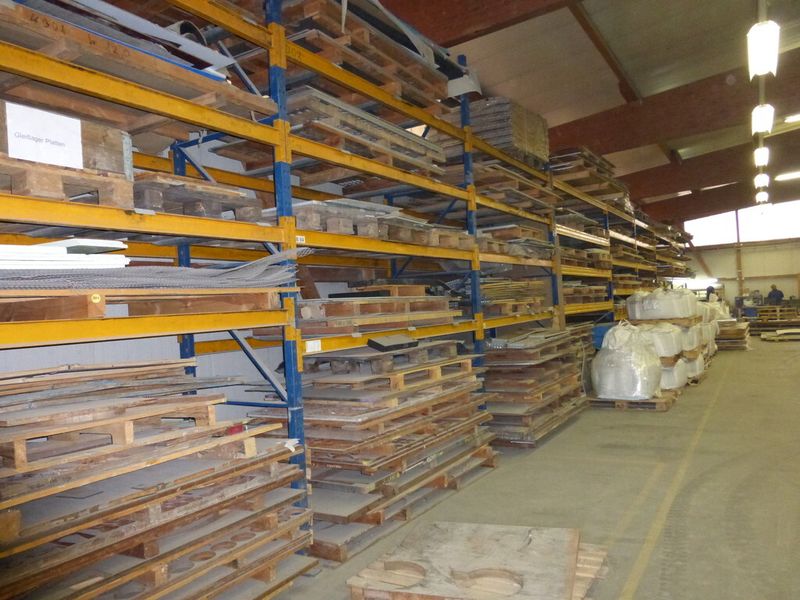 In den Lagerregalen wird alles Material aufgehoben und in einer Lagerliste erfasst, aus dem sich noch mal was herausschneiden lassen könnte. (Bild: Finus)
