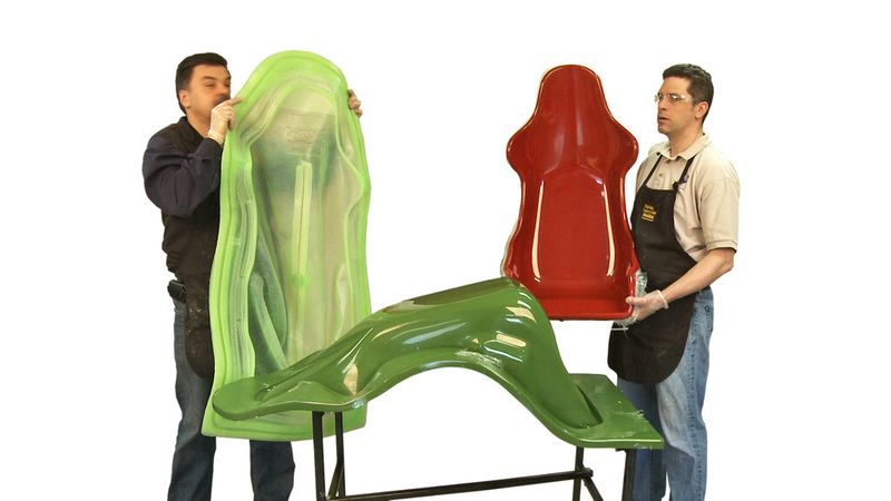 Nach der Vakuuminfusion und dem Aushärten des Harzes wird die Vakuumhaube abgezogen und kann wiederverwendet werden. Schon bei einer Kleinsere ab 6 Bauteilen (Rennsitze) wird eine deutliche Kosteneinsparung erzielt. (Bild: Kaupo)