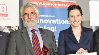 Das Gewinnerteam „Nerven aus Glas“ (v.l.: Peter Krause (AMA), Prof. Dr. Wolfgang Schade, Anna Lena Baumann (Photonik Inkubator/Fraunhofer-HHI), Dr. Martin Angelmahr (Fraunhofer-HHI), Prof. Dr. Andreas Schütze (Jury/Universität des Saarlandes). (Bild: AMA)