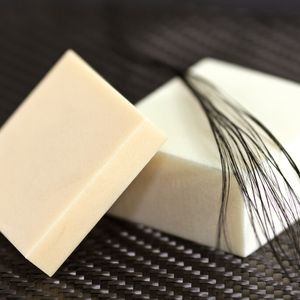 Die beiden hier gezeigten Schaumteile enthalten einen Anteil von recycliertem Material.