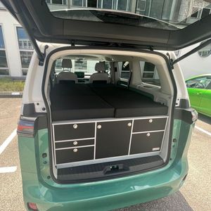 Der E-VW-Bus wird mit einem Schlafsystem von Van-Essa ausgerüstet, das eine wagenbreite Schlaffläche bietet.(Bild:  Roadsurfer)
