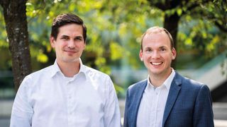 Felix Wollenhaupt (Green Elephant Biotech) und Hendrik Faustmann (Bürkert Fluid Control Systems) freuen sich über die Kooperation, von der nicht nur Bürkert und Green Elephant Biotech profitieren, sondern vor allem auch die Anwender.  (Bild: Bürkert Fluid Control Systems)