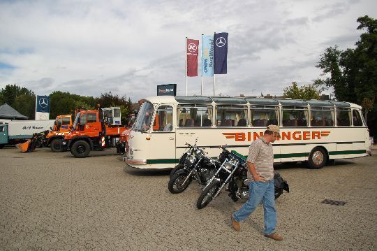 Die Rolf Bauer GmbH feierte sein 75jähriges Jubiläum mit einem „Tag der offenen Tür“. Eine Ausstellung von historischen Fahrzeugen war das Highlight für viel Besucher. (Archiv: Vogel Business Media)