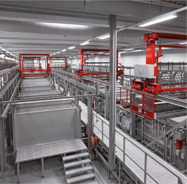 Zum Aufbringen der Zink-Nickel-Beschichtung auf hydraulischen Verbindungselementen hat Voss Fluid in Wipperfürth eine eigene Galvanikanlage errichtet.  (Voss Fluid)
