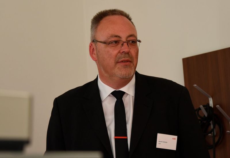 Martin Schiefer, Leiter Marine & Ports bei ABB, stellte unterschiedliche Antriebssysteme für Schiffe vor, darunter Hybrid-Fähren und rein batteriebetriebene Fähren. (Stefanie Michel)