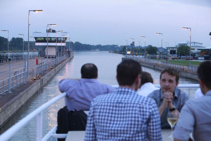 Fahrt in die Schleuse mit der angemieteten MS Karlsruhe. (Bild: SoftEngine)