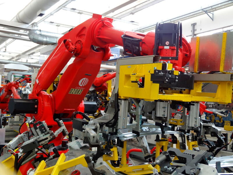 Die Roboter von Comau können auch sehr komplexe Operationen während der Blechbearbeitung mit großer Präzision ausführen. (Bild:)