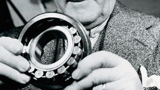 Der schwedische Ingenieur Sven Wingquist legt mit der Erfindung des zweireihigen  Pendelkugellagers den Grundstein für SKF. (SKF)