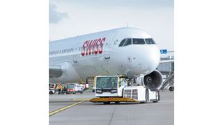 In der Rekordzeit von unter 60 Sekunden nimmt der Phoenix von Goldhofer ein Flugzeug auf. (Bild: Voss Fluid)