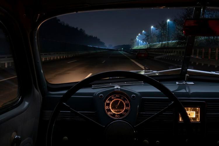 So beziehungsweise so viel – oder auch wenig – sah der Kapitänfahrer anno 1938 bei eingeschalteten Abblendlicht. Im Gegensatz dazu ... (Opel Automobile GmbH)