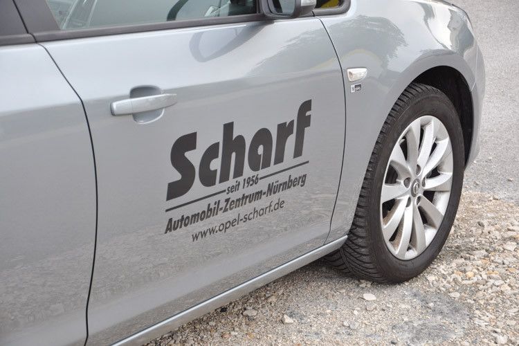 Scharf versucht, möglichst oft auf seine Website aufmerksam zu machen – auch auf Vorführwagen. (Wehner)