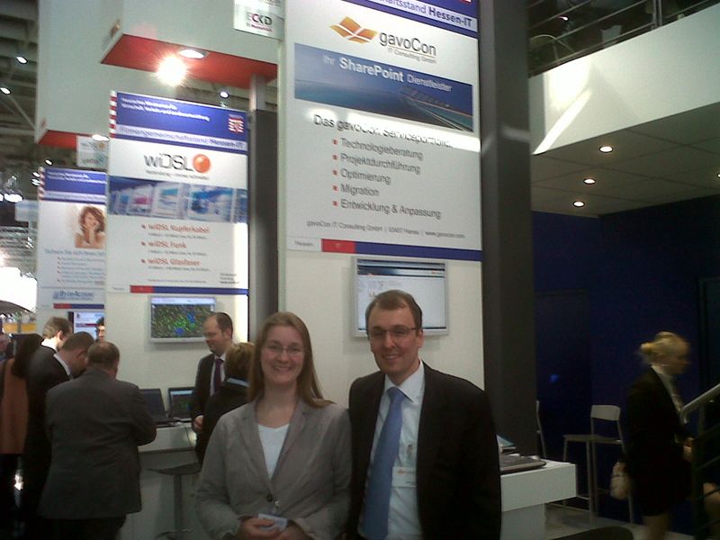 Arne Vortisch, Geschäftsführer von gavoCon IT Consulting und seine Kollegin erläutern, worauf es bei einer Sharepoint-Integration ankommt. (Bild: fka)