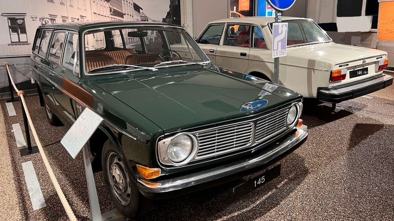 Mehr Sicherheit mit dem Volvo 140 und weniger Unfälle durch Rechtsverkehr: Die schwedische Regierung war davon überzeugt und stellte am 3.9.1967 von Links- auf Rechtsverkehr um.  (Bild: autodrom)