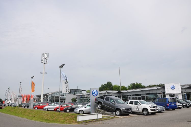 Die Ausstellungsräume des Autohauses Südbeck liegen entlang der Daimlerstraße in Cloppenburg. (Foto: Richter)