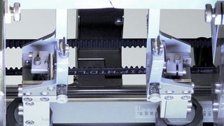 Berührungslose Messung der Breitenänderung an der Metallprobe mit einem hochauflösenden Video-Extensometer. (Bild: Zwick)