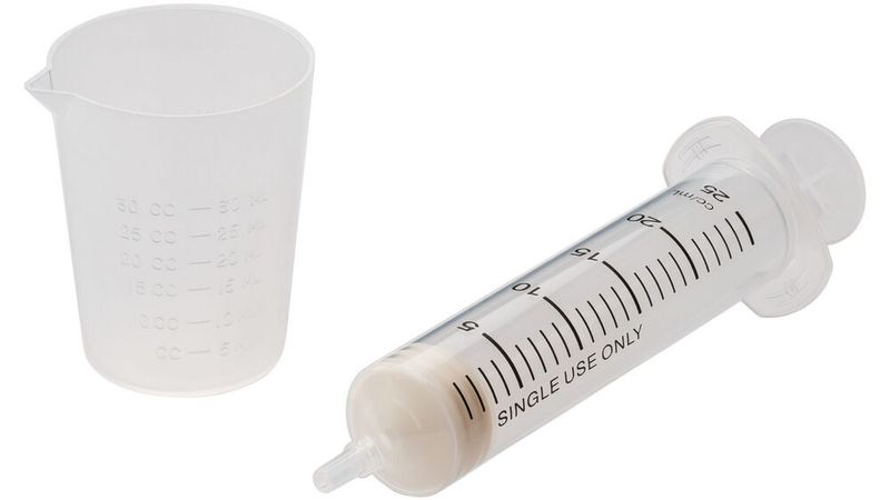 In den meisten Fällen kann der Test direkt am Flüssigkeitsbehälter erfolgen. Sollte das nicht möglich sein, sind Testbecher und Spritze im Lieferumfang enthalten. (Bild: Hazet)