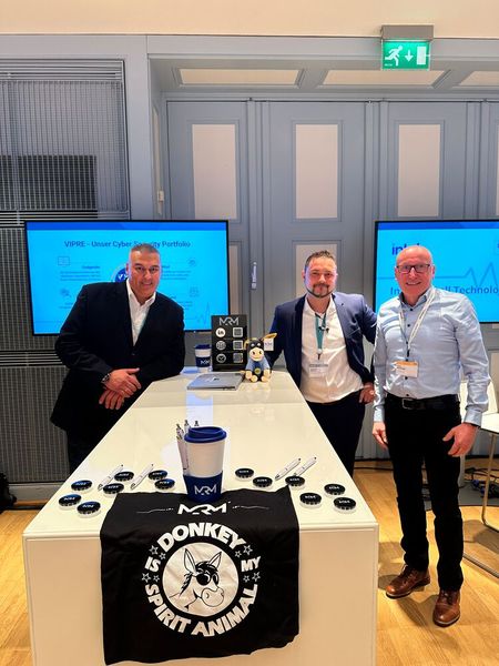 Den Goldesel hat man nur, wenn man eine Pole-Position wie die MRM besetzt, (v. l.) Bülent Ural und Heinrich Mekker (MRM) mit Dirk Huisinga (Concept). (Bild: Vogel IT-Medien)