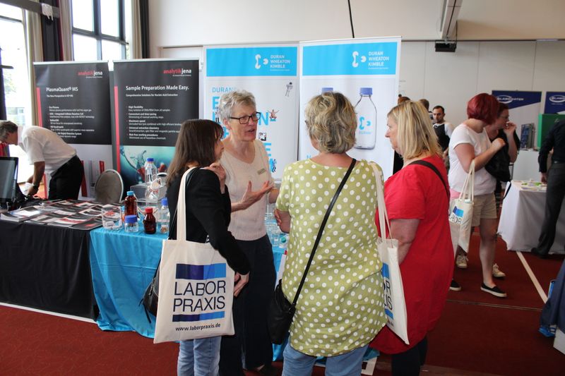 Impressionen der Lab-Supply Berlin vom 13. Juni 2019  In den Hallen des Estrel-Hotels in Berlin Neu-Kölln konnten Besucher der Lab-Supply mit den Ausstellern ins Gespräch kommen. Hier sind einige Impressionen vom Messetag sowie Besucherstimmen für Sie zusammengestellt. Die nächste Lab-Supply ist am 28. August 2019 in Dresden. Weitere Infos zu den kommenden Lab-Supply-Messen finden Sie auf www.lab-supply.info.   Lese-Empfehlung: Nachbericht zum erfolgreichen Auftakt der Lab-Supply in Wien. (Bild: LABORPRAXIS, C. Lüttmann)