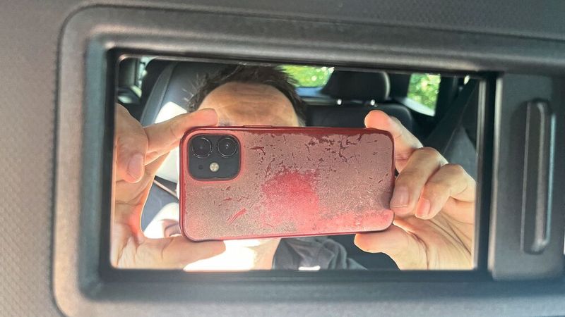 Auch der/die Fahrer/in hat den eingebauten Spiegel in der Sonnenblende. (Bild: Grimm)