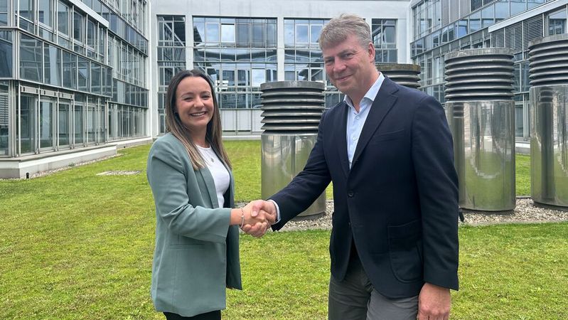 Axel Juhre, Leiter des BMW-Niederlassungsverbundes Mitte, gratuliert Michelle Hille zur neuen Position als Leiterin Marketing und Kommunikation.(Bild:  BMW-Niederlassungsverbund Mitte)