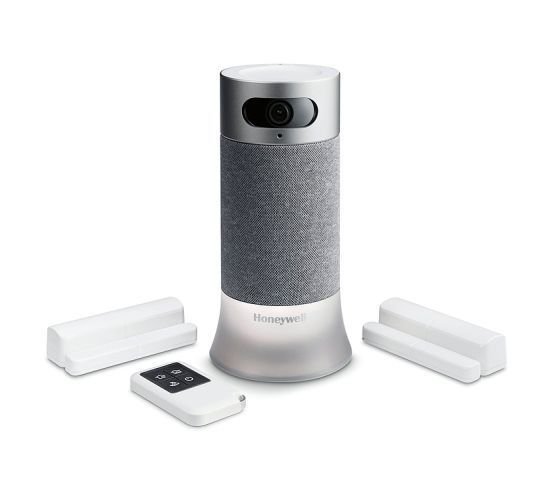 Red Dot Produktdesign 2018: Das Sicherheitssystem Smart Home Security von Honeywell, UK, besteht aus einer App und einem sprachgesteuerten System aus Kamera und Lautsprecher, das sich durch weitere Kameras und Sensoren ergänzen lässt. Das Sicherheitssystem hilft, Eindringlinge durch Geräusche wie Hundegebell oder Musik zu verscheuchen. Gesteuert wird es über die Fernbedienung wie auch über Gesichtserkennung, Geolokalisierung und Sprachkennwörter, wenn das Haus betreten oder verlassen wird. Mit seiner reduzierten Form und ausgesuchten Materialien bereichert das System den Wohnraum. Da unterschiedliche Stoffhüllen verfügbar sind, kann es an verschiedene Einrichtungsstile angepasst werden. Die Interaktion mit dem Anwender geschieht über Lichtsignale an der Unterseite, die den Systemstatus anzeigen. Begründung der Jury: Mit seinem ausgefeilten Funktionsumfang bietet Smart Home Security die Möglichkeit, ein Haus bequem zu schützen. Zudem überzeugt seine ausgezeichnet an private Wohnräume angepasste Gestaltung.  (Bild: Red Dot/Honeywell)