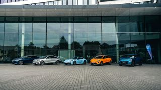 Die fünf Klassensieger zum German Car of the Year 2024 (v. l.): Hyundai Ioniq 6, Volkswagen ID.7, Porsche 911 Carrera T, MG 4, Kia EV9. (Bild: Gcoty)