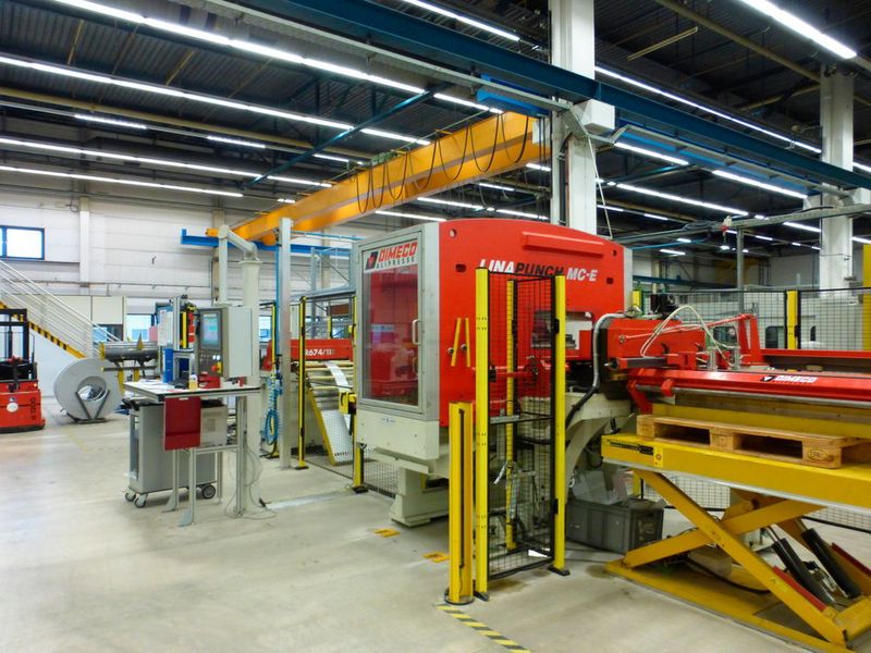 Bei Nordeon ist eine Servo-Stanzmaschine Linapunch im Einsatz. Mit ihr ist von Losgröße 1 bis zur Großserie alles möglich. (Finus)