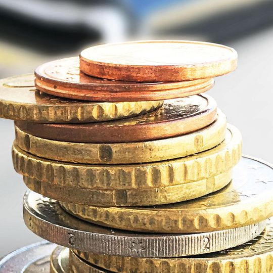 (Bild:  Kleingeld vor Portmonee /Christoph Scholz / CC BY-SA 2.0)