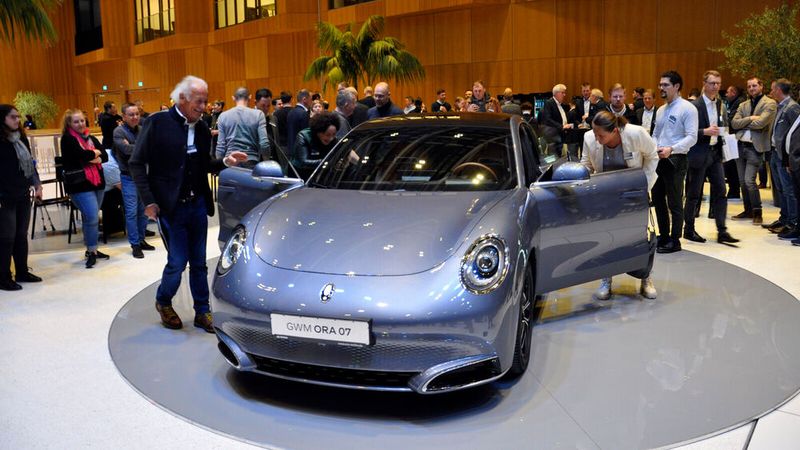 Der in Kürze startende GWM Ora 07 erinnert in seiner langestreckten Limousinen-Form eher an Porsche. Aber das passt ja zum Käfer, denn das Design hat ja bekanntlich den gleichen Ursprung. (Bild: Wehner - VCG)