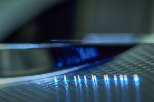 Novum im Laserbearbeitungsbereich! Mit durch Programmierung angepassten Strahlprofilen und einem Multistrahlansatz lässt sich die benötigte Leistung von Ultrakurzpulslasern effektiver nutzen. Am Fraunhofer ILT weiß man, wie man das macht ...(Bild:  ILT / V. Lannert)
