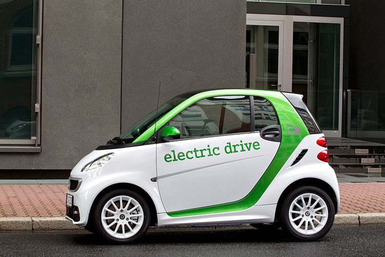 In die Entwicklung des Smart flossen Kundenerfahrungen und -wünsche ein. Zum Beispiel eine höhere Endgeschwindigkeit und eine bessere Beschleunigung bei über 60 km/h. Der Elektromotor leistet im dauerbetrieb 35 kW/48 PS, die Spitzenlast beträgt 55 kW/75 PS. Die Spitzengeschwindigkeit ist bei 125 km/h erreicht. Der Spurt aus dem Stand bis 100 km/h dauert in der dritten Generation 4,8 Sekunden – zuvor waren es noch 6,5 Sekunden. (Daimler)