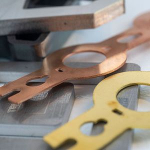 Mit den Laserschneidsystemen aus der Trumpf-Serie Trulaser 1000 können diverse Materialien bearbeitet werden. Darunter, wie hier zu sehen, Edelstahl, Baustahl, Aluminium, oder Kupfer.