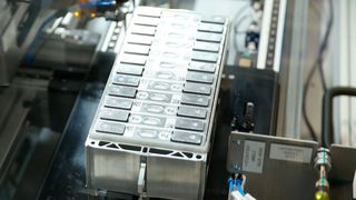 Bislang hatte BMW für den Einkauf von Batteriezellen mit vier Milliarden Euro geplant. Jetzt stocken die Münchner deutlich auf. (BMW)