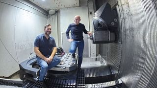 Viel Platz, eine hohe Leistung bei exzellenter Wärmestabilität bietet die «Heller FP 14000». Im Maschinenraum: Patrick Jung und Christoph Andris. (Bild: Matthias Böhm)