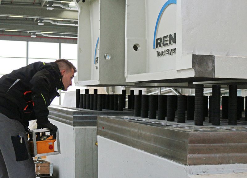 Um diese Kräfte unter Kontrolle zu kriegen, sind seine unteren Gehäuseteile mit rund zweihundert M80-Gewindebolzen und einer Vorspannkraft von mehreren Meganewton auf ihren Sockeln fixiert worden. (SKF)
