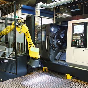 Mit der Investition in eine CNC-Drehmaschine von Doosan stieg Tornado Antriebstechnik auch gleich in die Automatisierung mit einem Beladeroboter von Halter CNC ein.(Bild:  Martinus Menne)