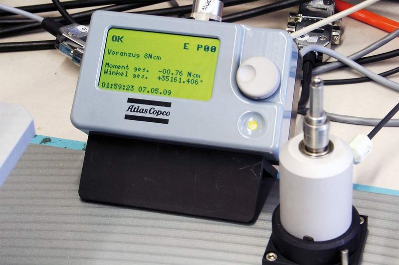 Bild 4: Eine in die Schraubstation integrierte Laser-Positionskontrolle gibt den Schrauber nur frei, wenn er an der richtigen Stelle angesetzt wird. Bild: Atlas Copco (Archiv: Vogel Business Media)