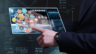 Da Unternehmenssoftware in den allermeisten Fällen mit strengen Lizenzbedingungen versehen ist, gestaltet sich der Wechsel zu neuen Cloud-Technologien häufig als schwierig. (©Egor - stock.adobe.com)